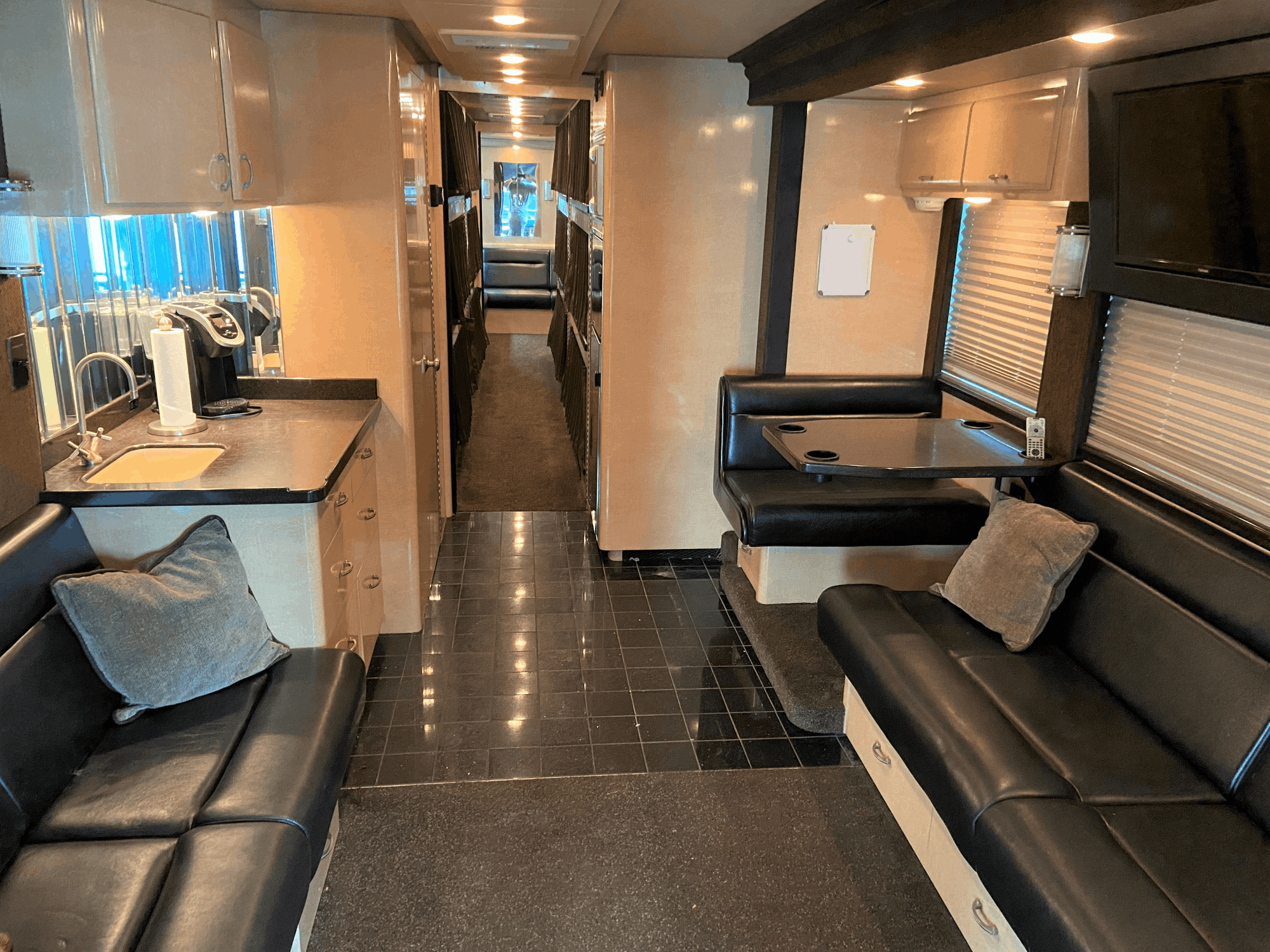Front Lounge Entertainer Coach 9240, Mayo Tours, Inc